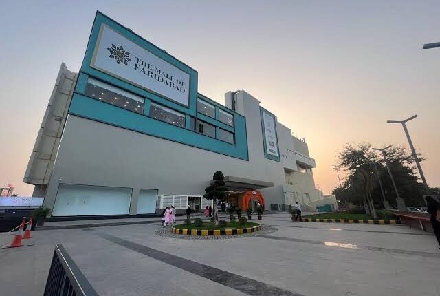 Faridabad Traffic Jam: There is a jam for hours outside the Mall of Faridabad located in NIT, people are troubled