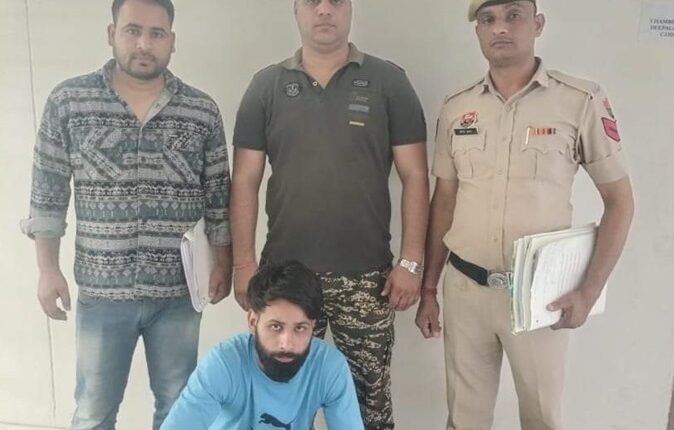 The crime branch team of Uncha village arrested the accused who sold a country-made pistol and 2 live rounds