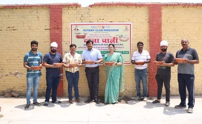 Blood donation done in "Drop of Hope" blood donation camp by Rotary Club Mirzapur