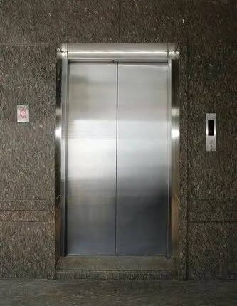 Faridabad News: Lift broke down twice in four hours, four people including a pregnant woman were left breathless