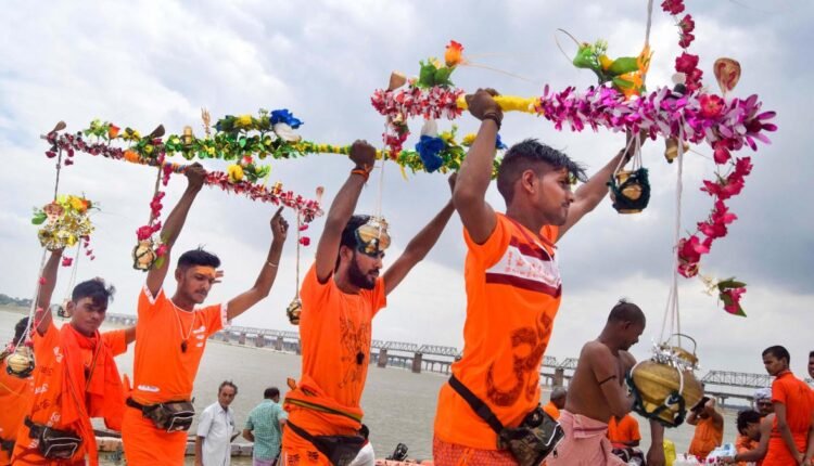 Potholes on the road are looming over the Kanwar fair in Modinagar, fear of accidents due to irresponsible administration