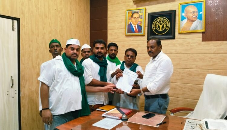 Bharatiya Kisan Union Tomar complained to SDM about the accountants