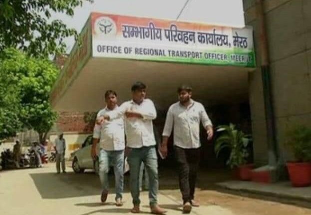 Meerut RTO office: ADM City raids RTO office, four brokers caught - stampede ensues
