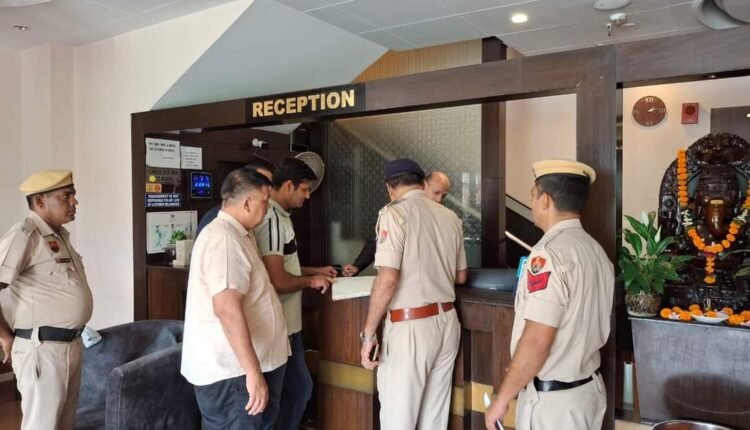 Faridabad Police is on alert in view of security on Independence Day, suspicious persons and vehicles are being kept under strict surveillance