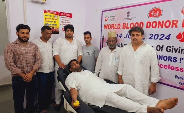 Youth Congress celebrated the birthday of Congress State President and donated blood