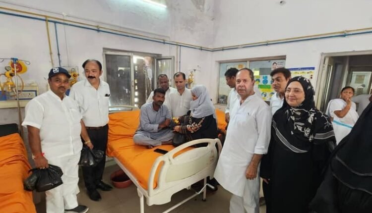 Congress celebrated the birth anniversary of former Prime Minister Rajiv Gandhi, distributed fruits to patients in the hospital
