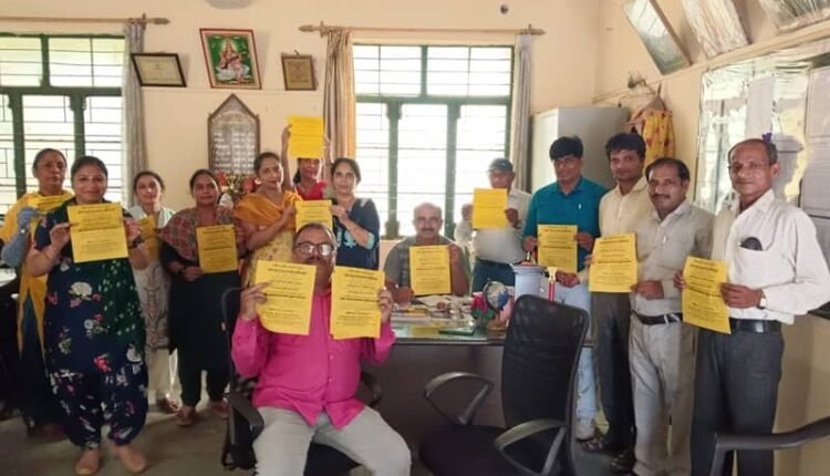 A memorandum was submitted to the District Magistrate to provide relief to the rural people from the problems being faced due to the dumping ground