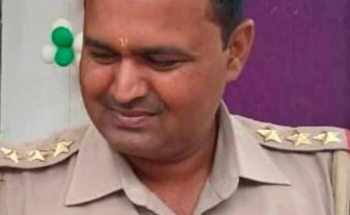 Inspector ran away after taking bribe from police station, 9 lakh cash found on bed