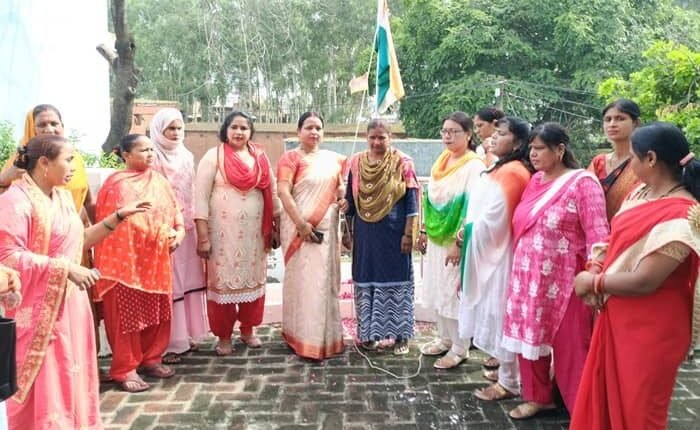 Badaun: Flag hoisting at Samajwadi Party office Gandhi Nagar