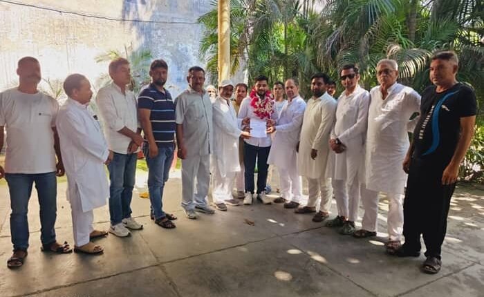 Mani Kapoor became the state secretary of Youth Congress, Congress leaders welcomed Mani Kapoor with flowers.