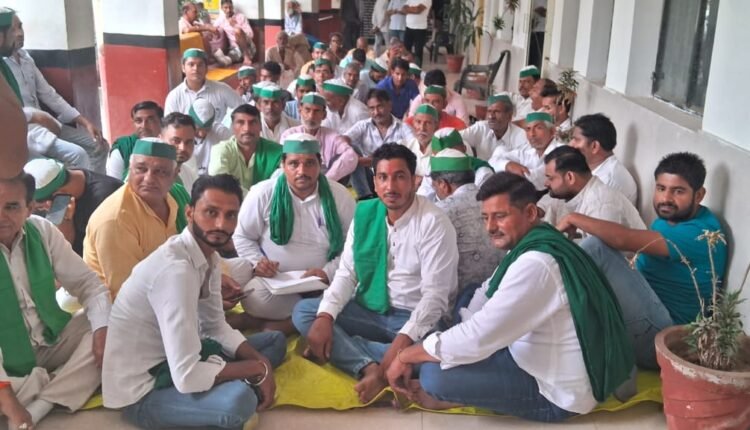 Discussion on farmers' issues in monthly panchayat of Bharatiya Kisan Union Apolitical, memorandum submitted