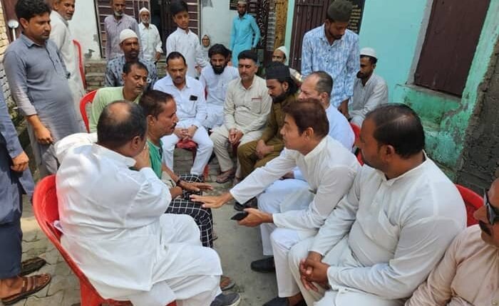 Rampur: Congress delegation met the bereaved families in Khata Nagliya of Milak, expressed grief over the tragic accident