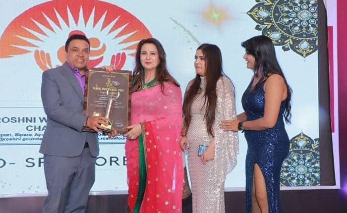 Bollywood actress Poonam Dhillon gave award to Nepal's journalist Raj Luitel