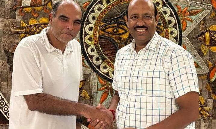 Famous author Arun Sharma interacts with IIMwala students