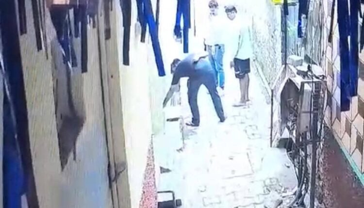 Rampur: Employees of the electricity department are preying on poor people, viral video exposed the truth