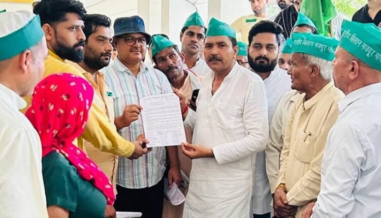 Today, hundreds of men and women marched on foot under the banner of Bharatiya Kisan Mazdoor Morcha and reached the tehsil headquarters.