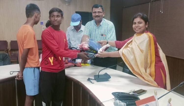 DM gave sports kits to school players