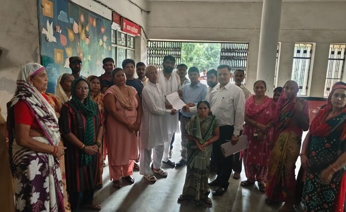 Residents of Double Story protest over waterlogging and road problems, Samajwadi Party warns of agitation