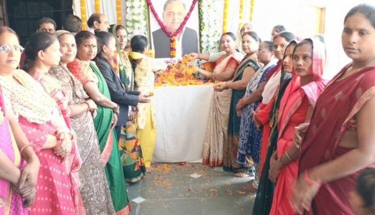 The president of the SP's Mahila Sabha and colleagues paid tribute to the former Chief Minister on his death anniversary