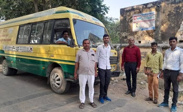Agricultural protection unit employees went from village to village with a promotional vehicle and advised farmers to stop burning stubble