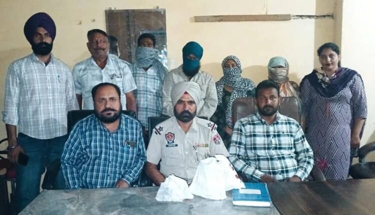 Police arrested 04 people including husband and wife and recovered 01 kg heroin