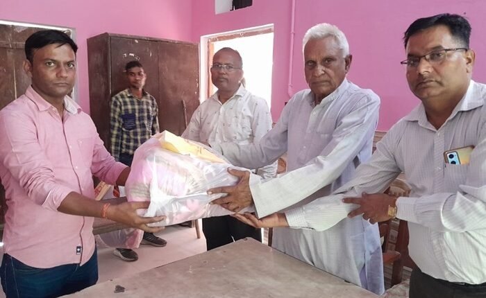 Blankets and sweets were presented to the employees as gifts at Triveni Sahay Inter College on Diwali