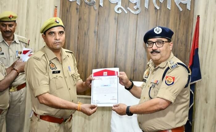 Senior Superintendent of Police Dr. Brijesh Kumar Singh honored UP-112 policemen for their commendable work