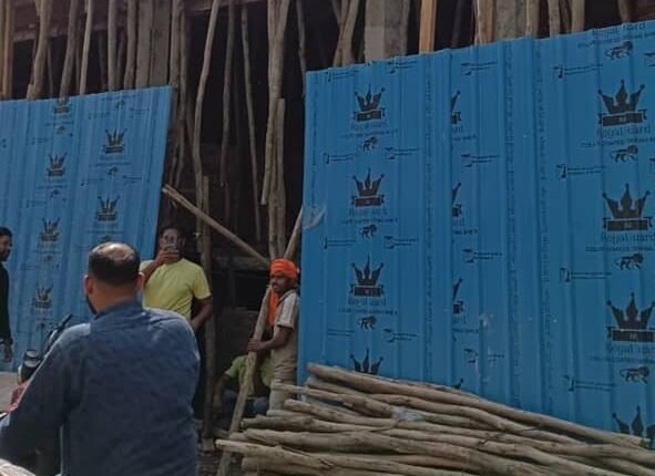 Lucknow: Illegal construction is going on openly on Mali Khan Sarai Main Road, questions are being raised on the negligence of LDA Zone-7