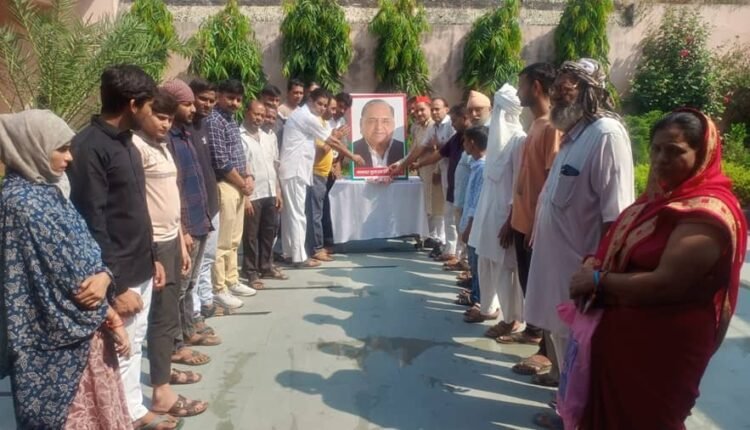 SP workers celebrated Mulayam Singh's death anniversary in Meerapur