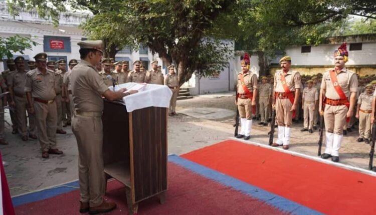 Rampur: Additional Superintendent of Police and Superintendent of Police administered the oath of non-violence and peace on the birth anniversary of Mahatma Gandhi and Lal Bahadur Shastri