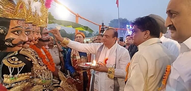 Ravana Dahan happened in Kosi Marg Ramlila, sky became colorful with fireworks