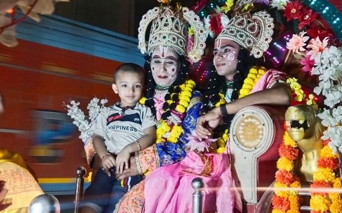 Crowds of devotees gathered to see Shri Ram Barat