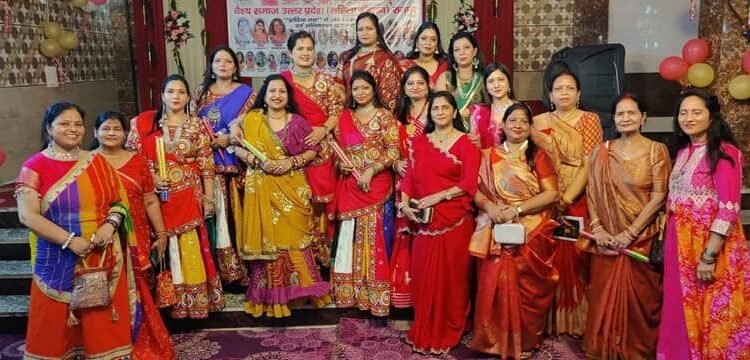 Rampur: Vaishya Samaj Mahila Sangathan gave a grand welcome to Navratri, Karva Chauth and Deepawali with Dandiya Raas