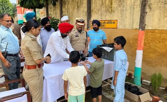 Veer Khalsa Seva Samiti distributed fruits in the district hospital on Gandhi Jayanti