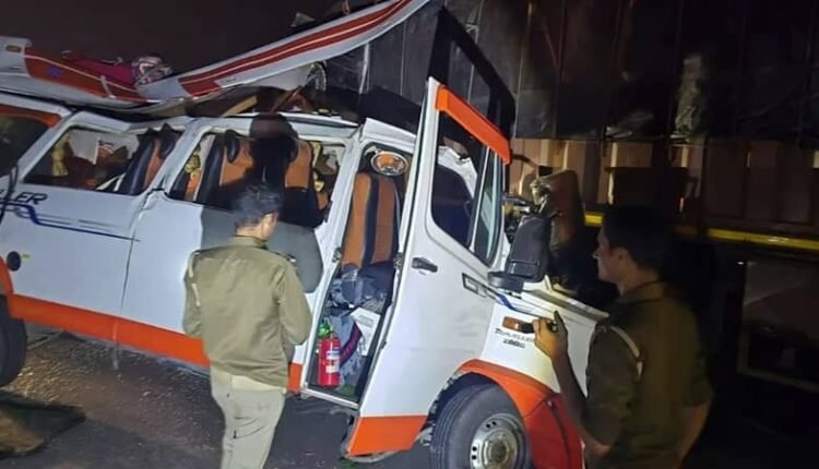 Tourist bus rams into truck parked on Agra-Lucknow Expressway, five dead; 15 injured