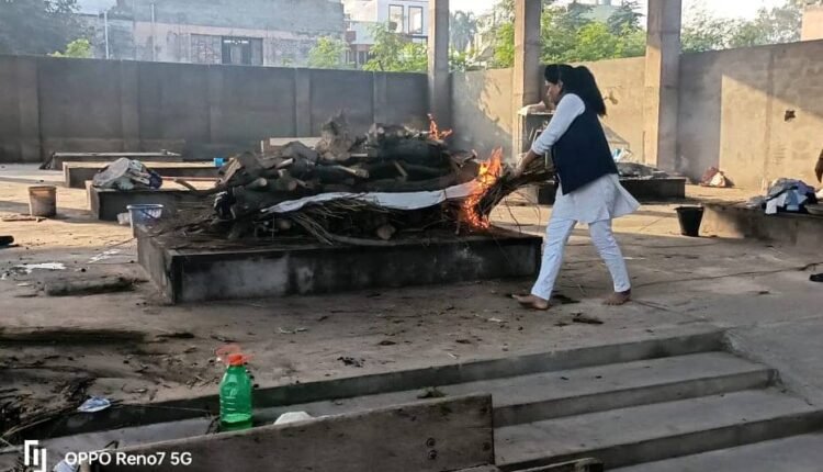 "Cremation of unclaimed bodies" - Revolutionary Shalu Saini's service, which gives a sense of belonging to unclaimed bodies