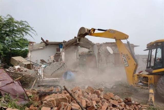 Once again the bulldozer roared fiercely, demolished illegal shops; the action caused panic in the entire city