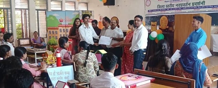 Organizing new enforcement exhibition in Badaun, emerging scientists presented unique models