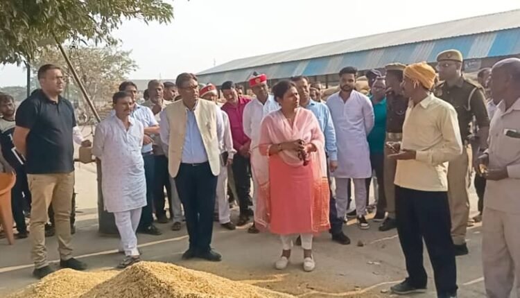 Badaun: DM did a surprise inspection of paddy and millet purchasing center