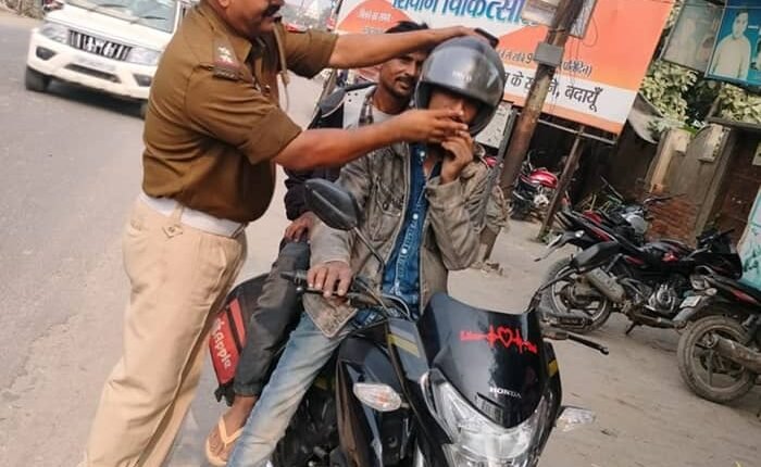 Badaun: Under traffic month, traffic SI warned to wear helmet