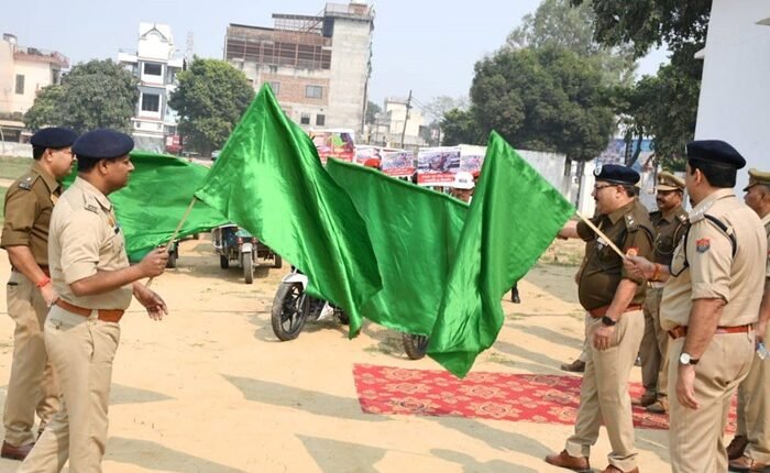 Senior Superintendent of Police, Badaun administered oath to follow traffic rules, flagged off traffic awareness rally