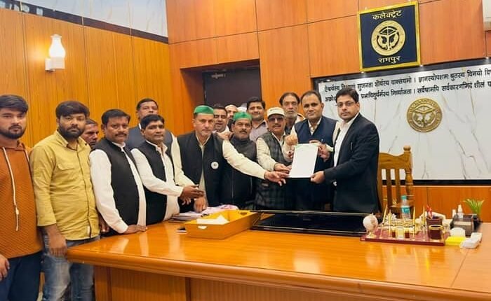 Rampur: BKU workers demonstrated at the Collectorate demanding the construction of a service road