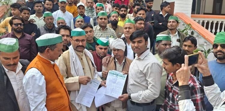 In Rampur, Bharatiya Kisan Union Bhanu reached the Collectorate and submitted a memorandum