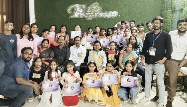Chandausi's stars shone on the stage of Alfaaz Apne, local artists displayed their talent in the open mic program