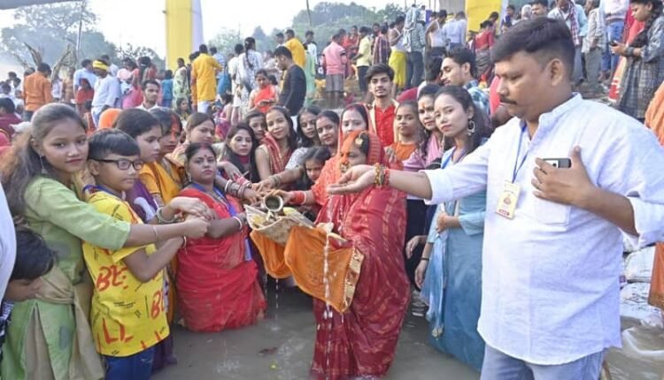 Nayi Disha family offered Arghya to the rising sun, Chhath fast of 51 Chhathvrati women concluded