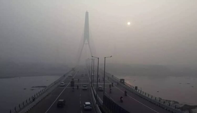 Air pollution at critical level in Delhi-NCR, AQI above 800, online classes started