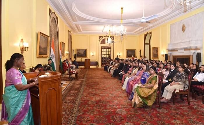 President Draupadi Murmu met successful women executives of Indian aviation sector