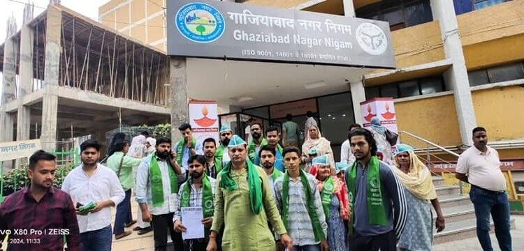 Officers and workers of Bharatiya Kisan Union (Anant) submitted a memorandum demanding removal of encroachment from the road track