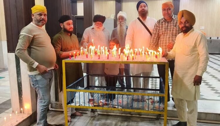 On the occasion of Prakash Utsav of Shri Guru Nanak Dev Ji, the Gurudwara was illuminated by lighting candles