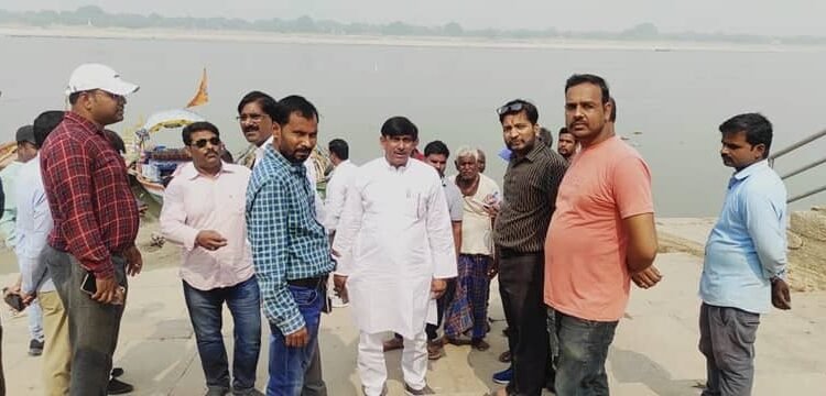Mirzapur: Municipal Chairman Shyamsundar Keshari inspected the Ghats for the preparations of Chhath Puja